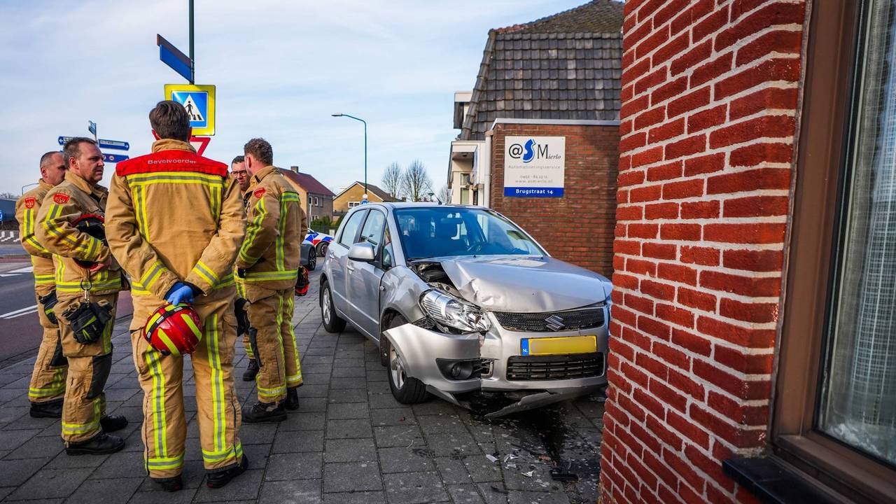 Auto ramt hoek van antieke klokkenmakerij in Mierlo