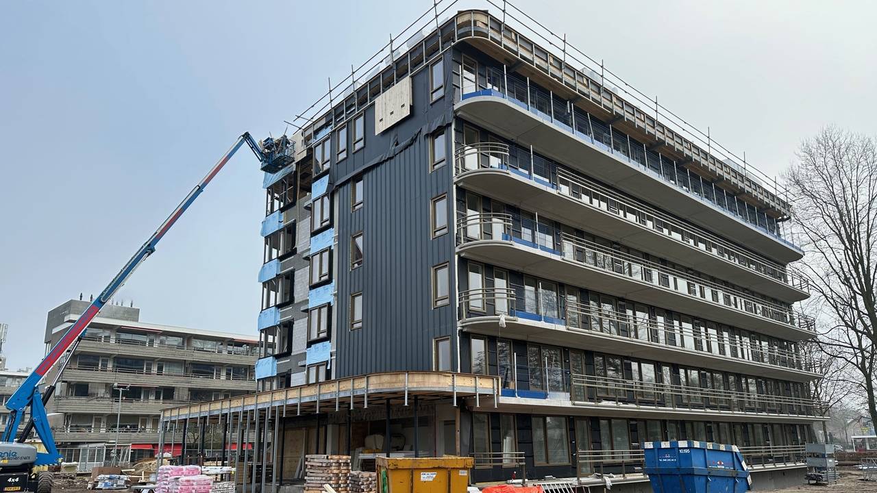 Op de voorgrond het gebouw met een extra laag en op de achtergrond zoals het eerst was.