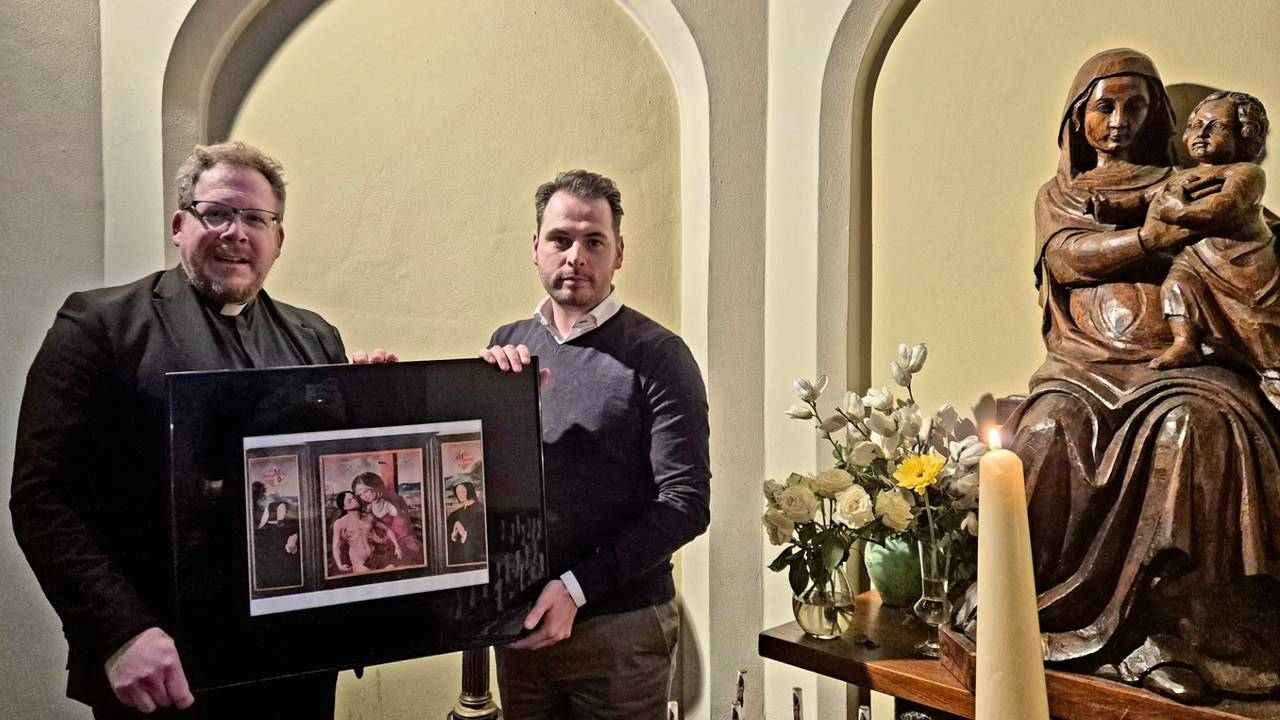 Pastoor Jochem van Velthoven (links) en kunsthistoricus Ralph Zijlemans met een kopie van het drieluik (foto: Niek de Bruijn)