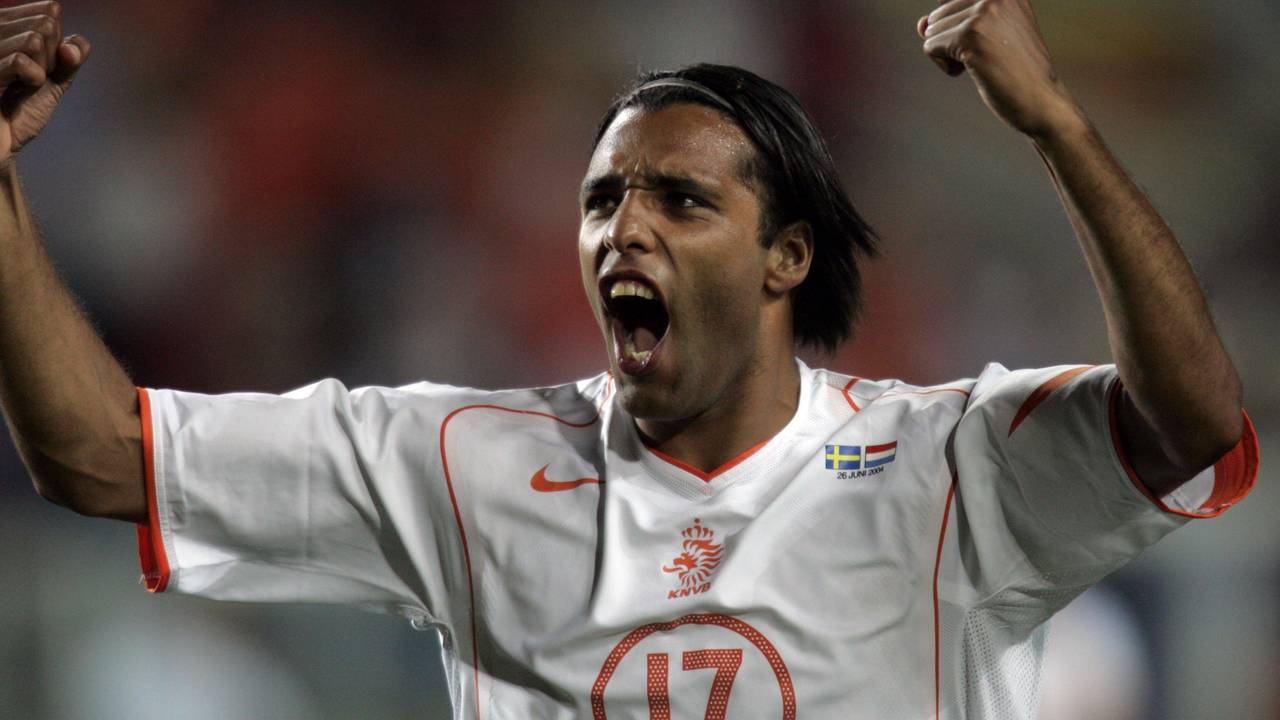 Het gaat onder meer om dit uitshirt van Van Hooijdonk van het EK van 2004 (archieffoto: ANP).