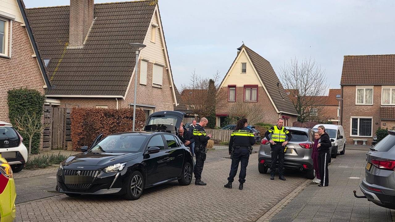 Auto rijdt overstekend kind aan (foto: persbureau Heitink/Erik Haverhals)