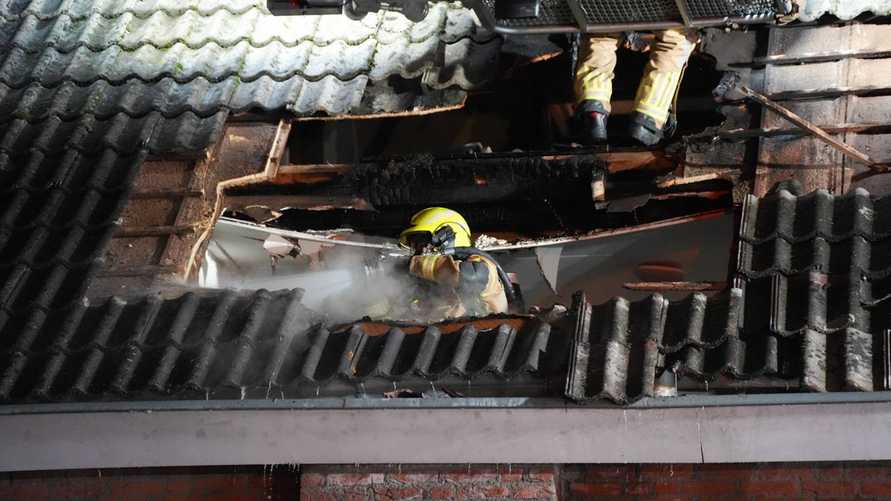 Vanwege het gebrek aan een afvoerkanaal sloeg de rook en de hitte terug het dak in (foto: Persbureau Heitink). 