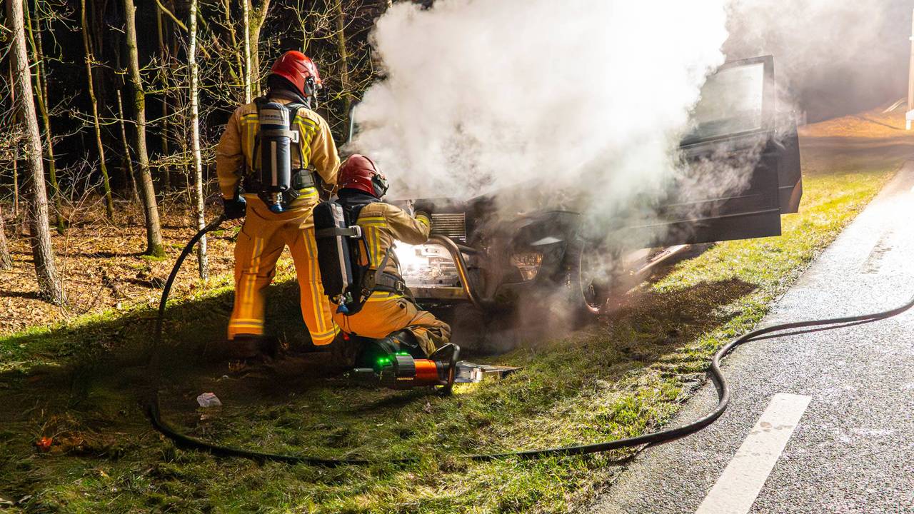 Auto brandt uit in Vlierden, eigenaar had 'm pas drie maanden