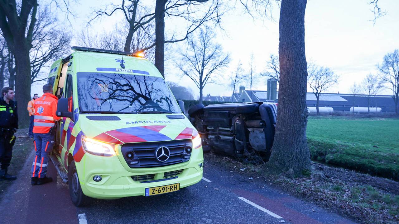 Auto crasht en slaat om in Loosbroek, bestuurder gewond