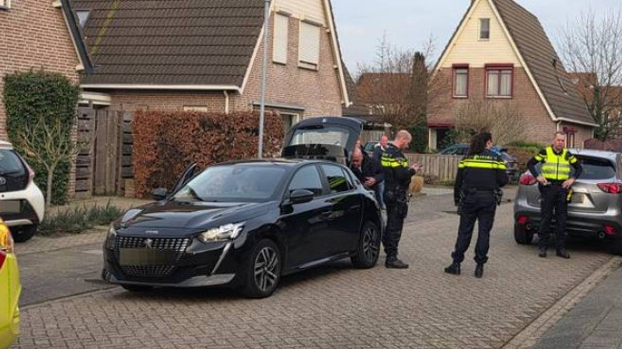 Auto rijdt overstekend kind aan (foto: Persbureau Heitink/Erik Haverhals)