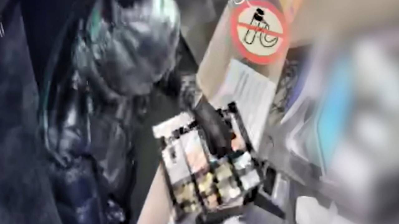 De overvaller is gevlucht met de kassalade (beeld: politie).