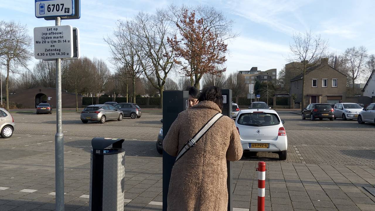 Het parkeerterrein in het centrum van Oss staat niet vol door het nieuwe parkeerbeleid (foto: DTV Nieuws).