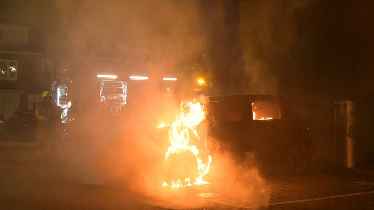 Een auto brandde uit in Breda. (Foto Perry Roovers/Persbureau Heitink)
