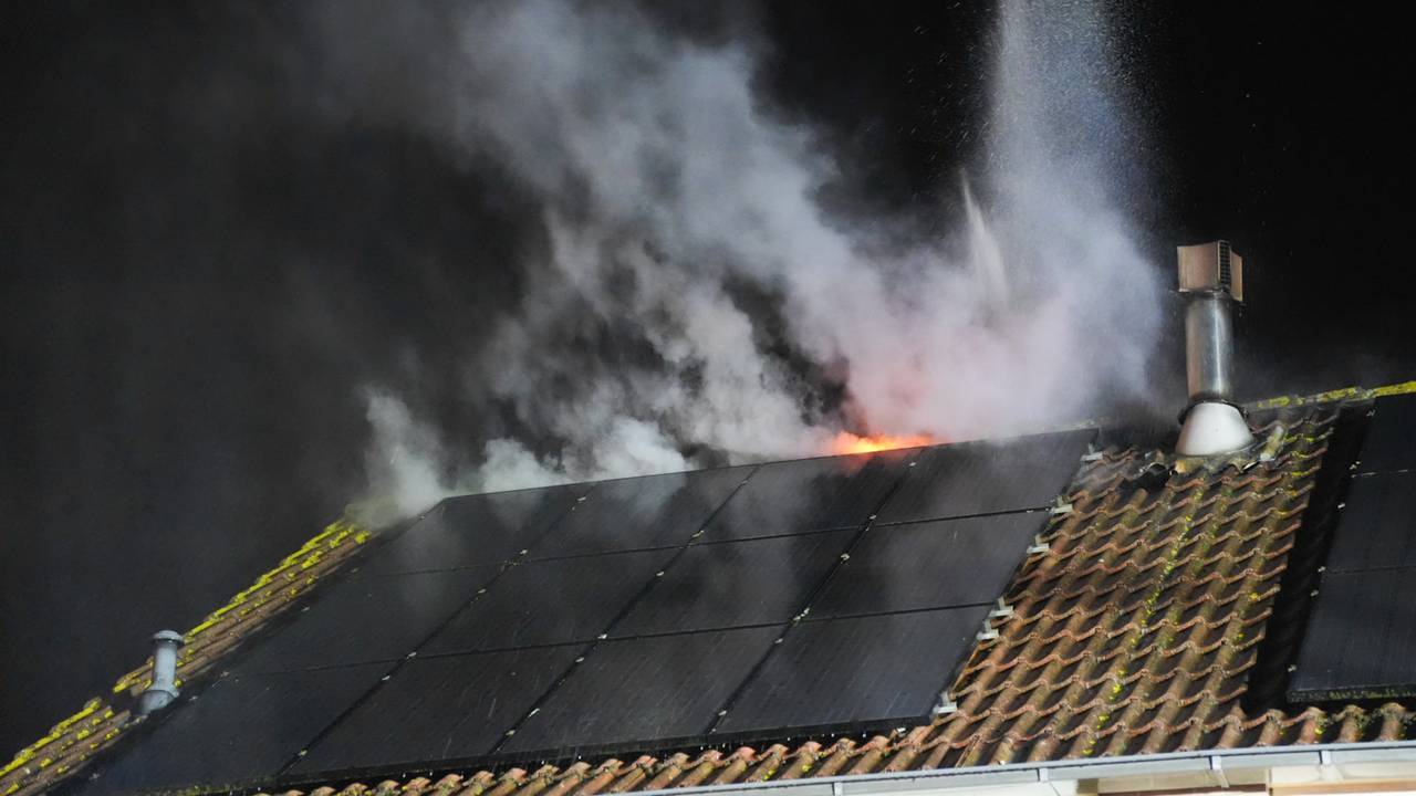 De vlammen sloegen uit het dak rondom de schoorsteen (foto: Erik Haverhals/Persbureau Heitink).