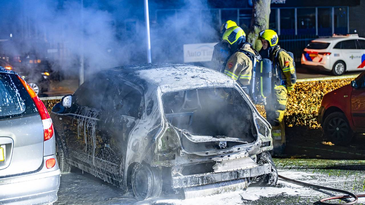 De auto kon niet meer gered worden (foto: Lucas Lammers / Persbureau Heitink).