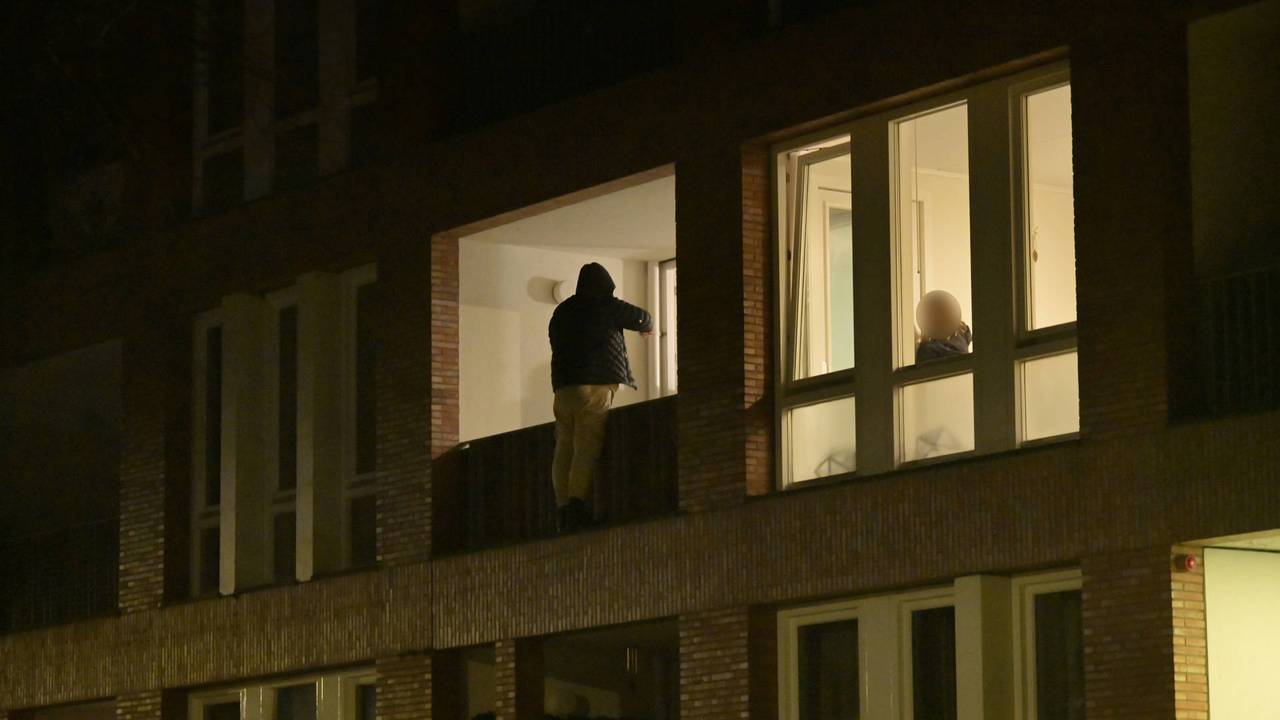 De man stond aan de zijkant van het balkon (foto: Perry Roovers / Persbureau Heitink).