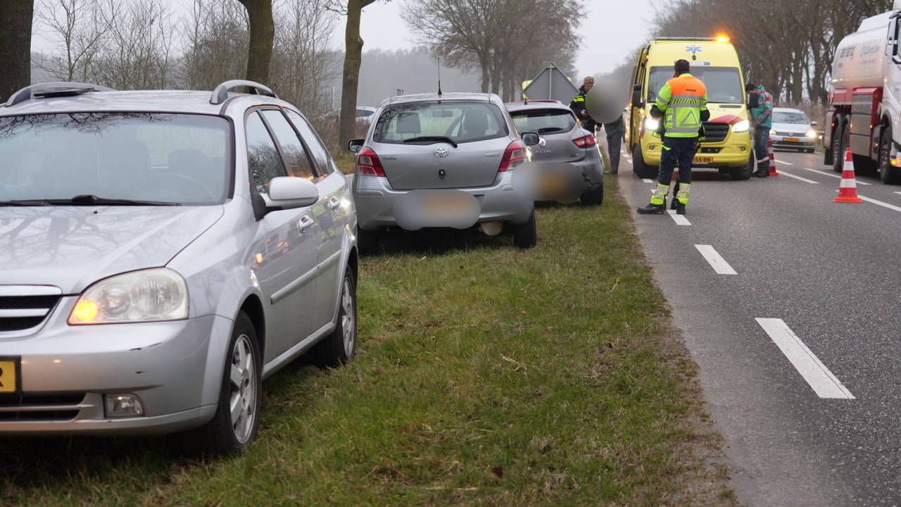 Drie auto's botsen op de N612 bij Lierop, twee inzittenden gewond
