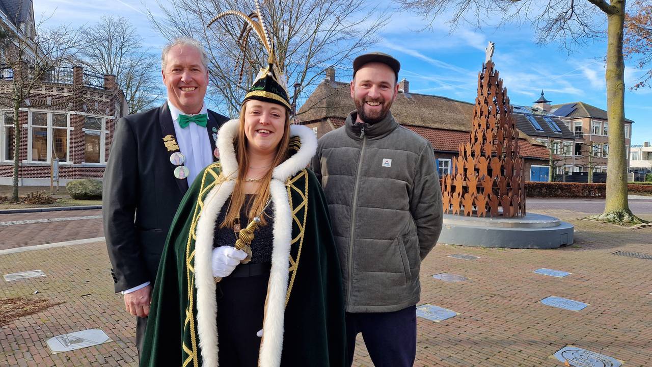 Prinses Nicole d'n Urste op de Walk of Fame en bij het carnavalsmonument in Schaijk (foto: Tom Berkers)