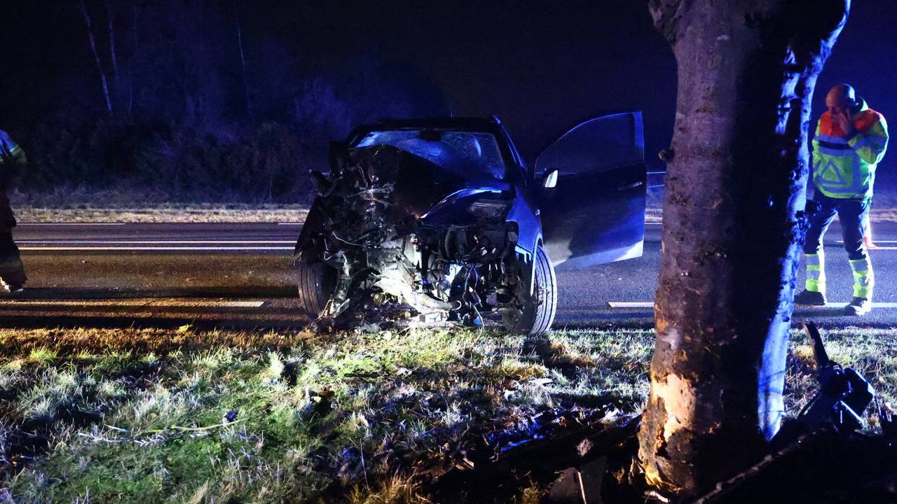 De auto is total loss en zal moeten worden weggesleept (foto: SK-Meia/Persbureau Heitink).