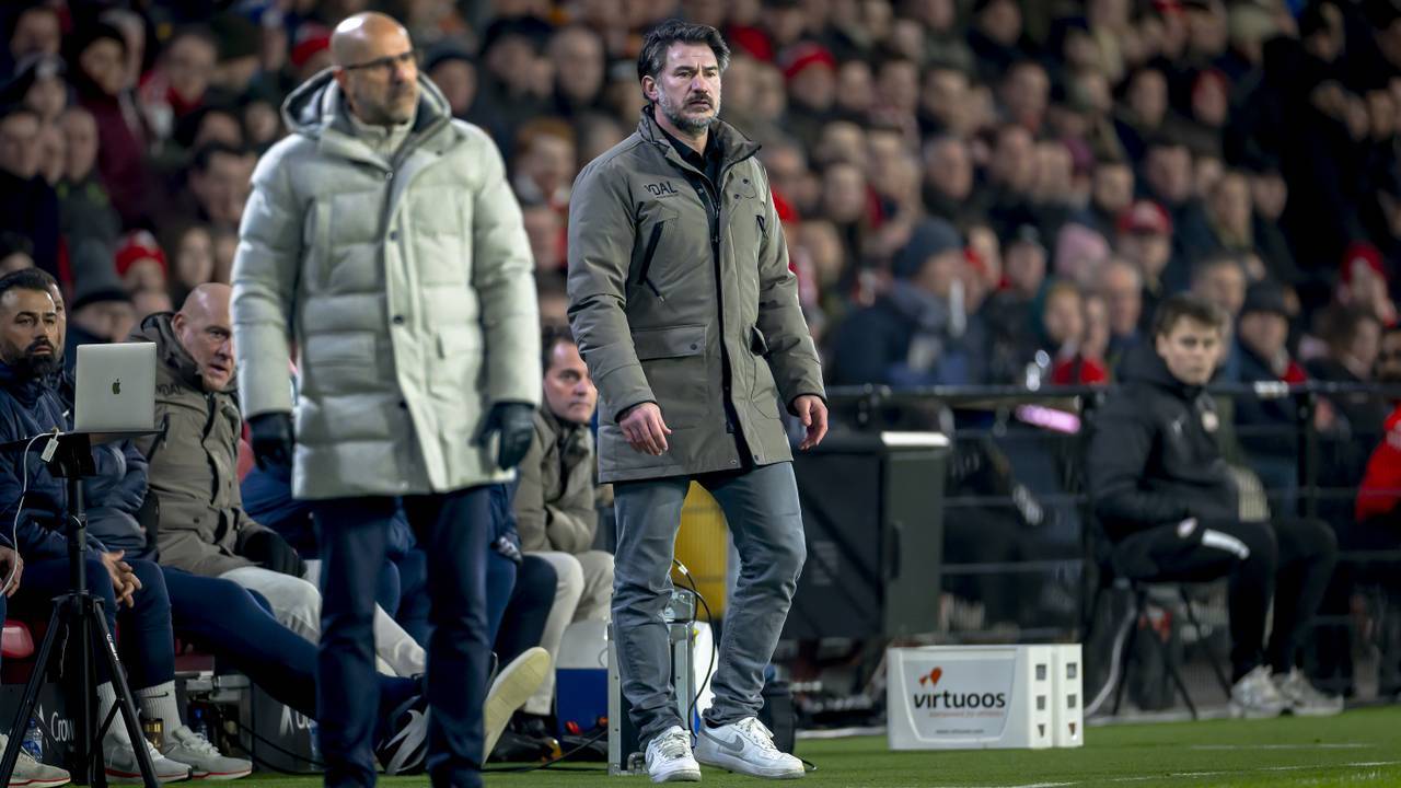 Carl Hoefkens en Peter Bosz langs de zijlijn tijdens PSV - NAC (Foto: ANP).
