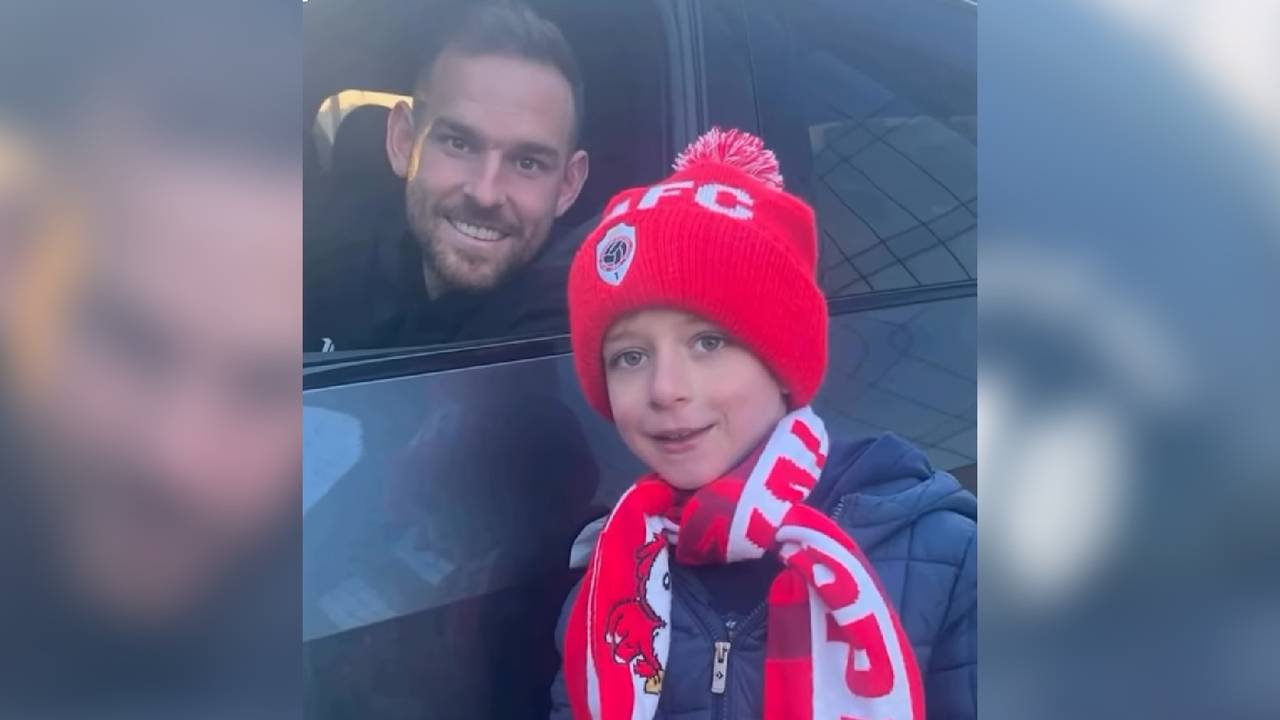 Jong Antwerp-fan Jamie-Lee bevraagt Vincent Janssen over de nederlaag tegen Charleroi (foto: Instagram / Tim Collignon).