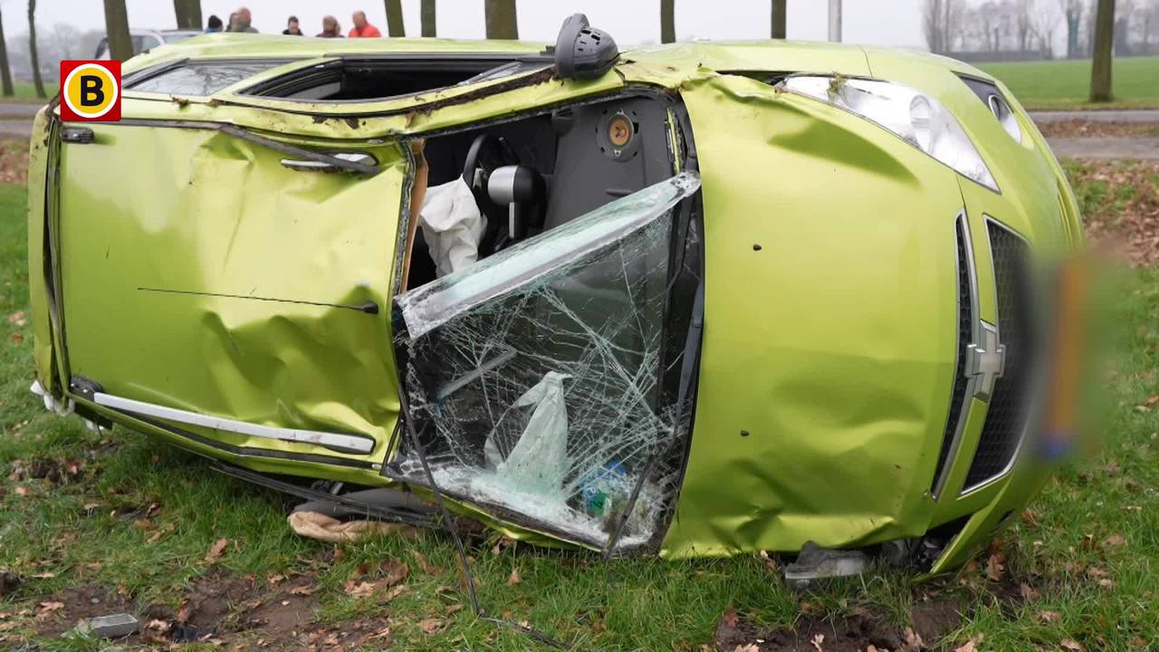 Auto raakt van de weg, botst tegen boom en slaat over de kop in Herpt