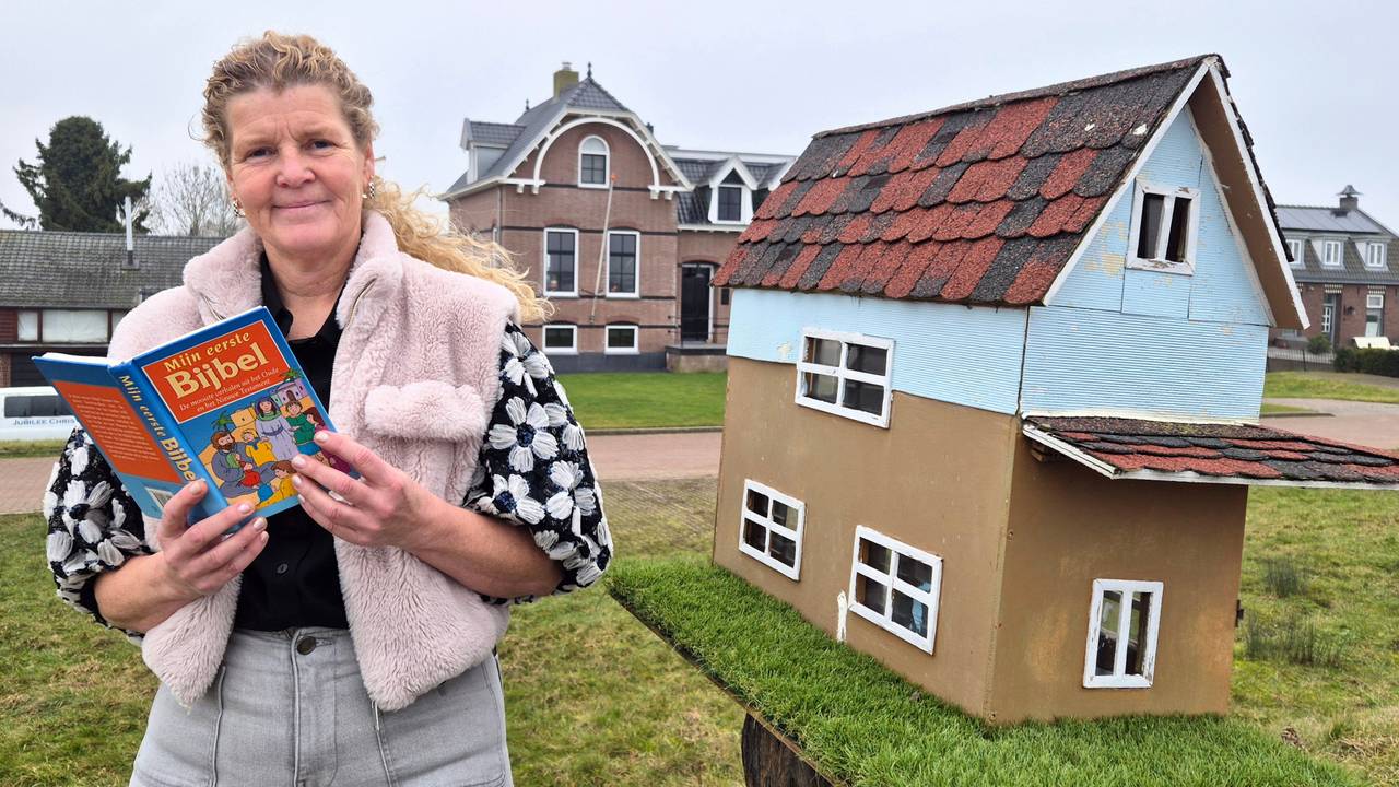 Sija Snoei met een Bijbel bij haar christelijke minibieb in Werkendam (foto: Niek de Bruijn).