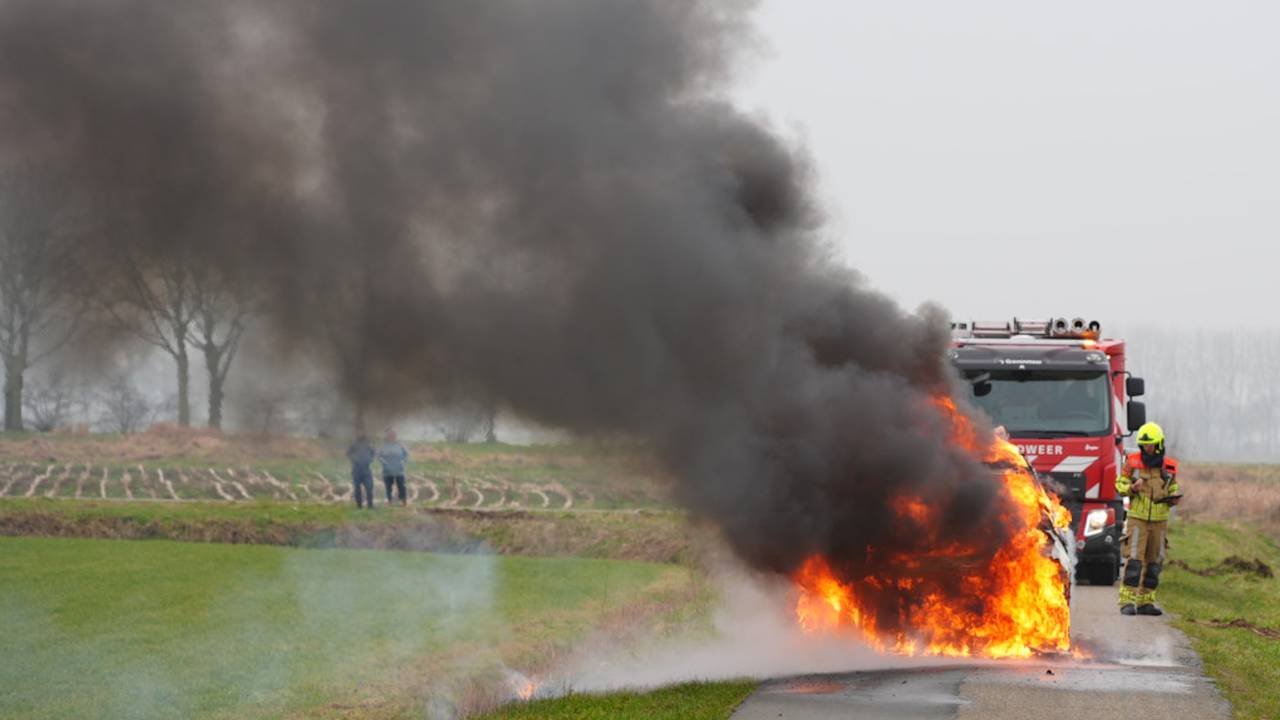 Auto vliegt in brand tijdens het rijden in Waspik