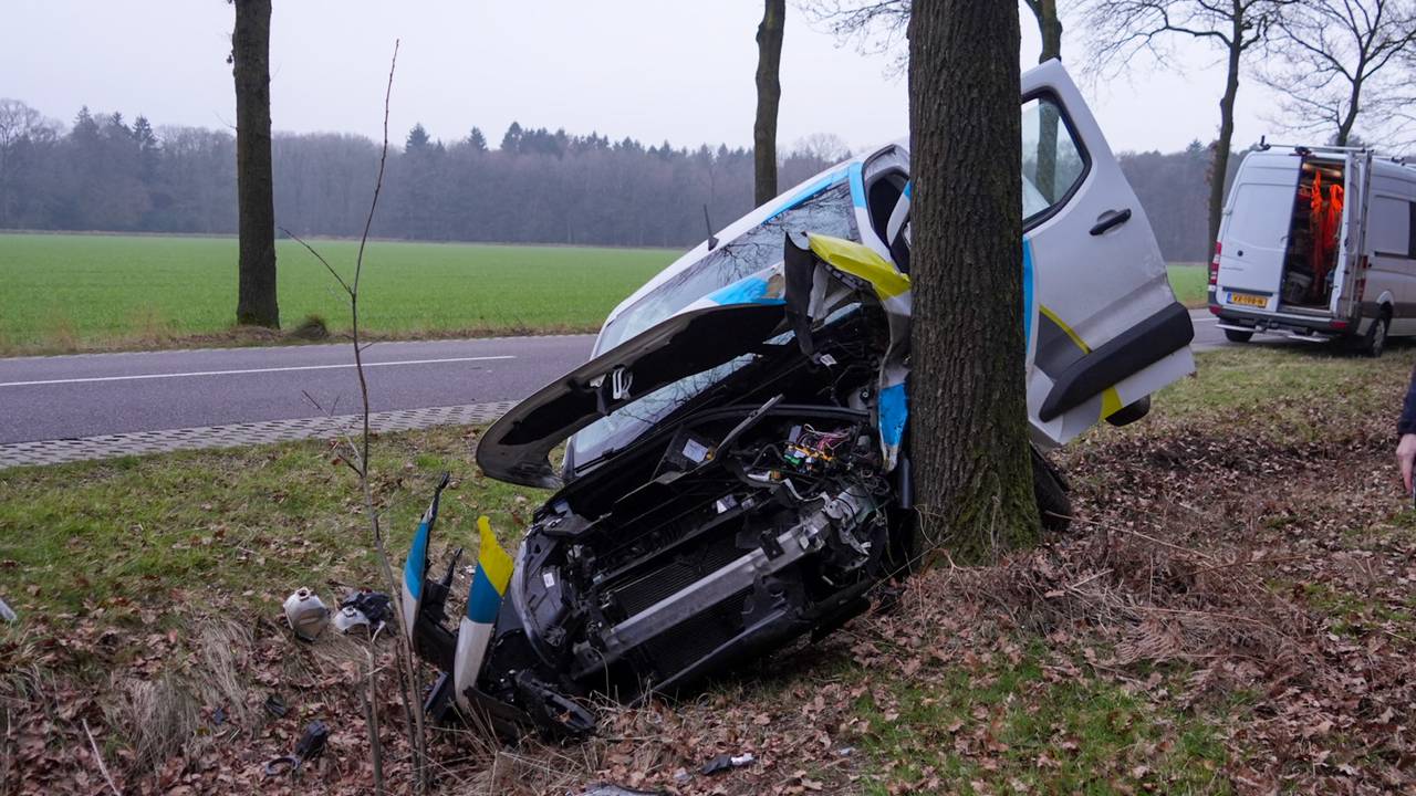 Automobilist raakt onwel en botst op boom in Elsendorp