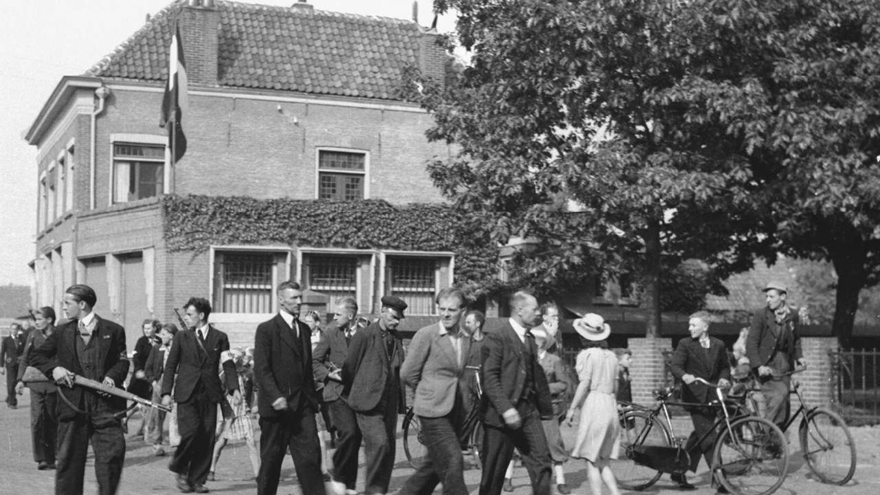 Vier leden van de NSB worden opgepakt in de Hoogstraat in Veghel, september 1944 (foto: Collectie Johan van Eerd/BHIC)
