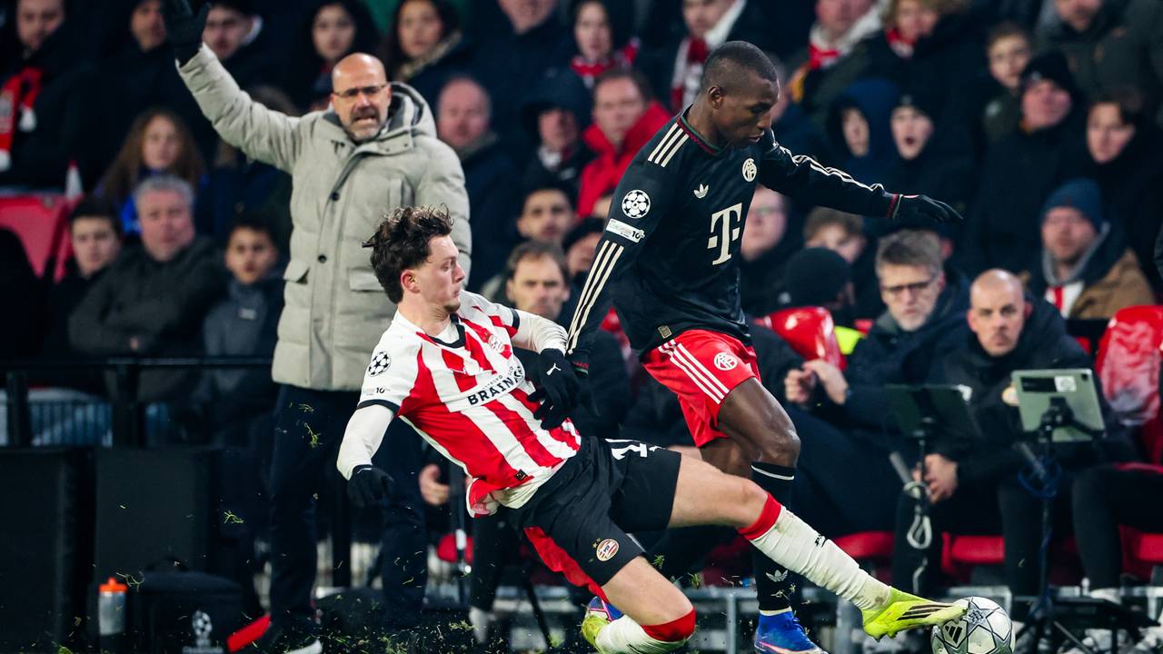 PSV-trainer Peter Bosz ziet Paul Wanner een duel verliezen (foto: Bart Stoutjesdijk / ANP).