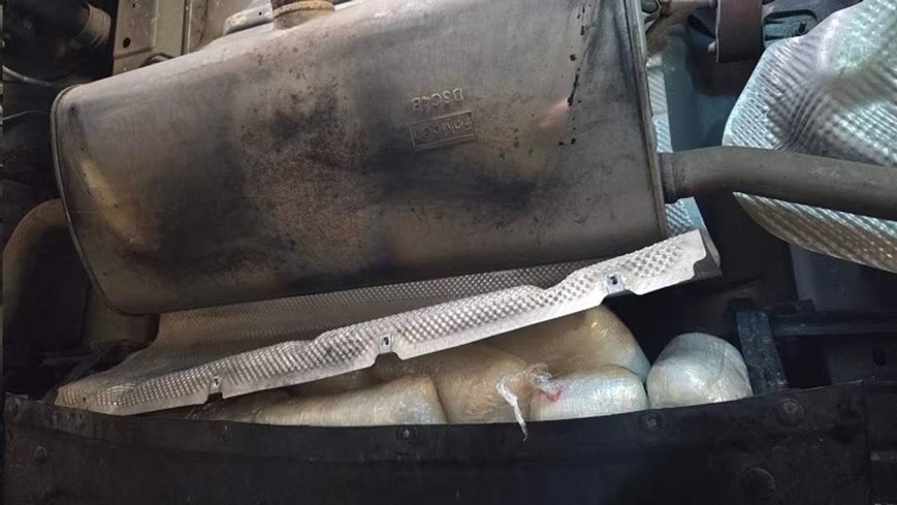 In de voorbumper van de auto lagen pakketten met witpoeder verstopt (foto: politie).