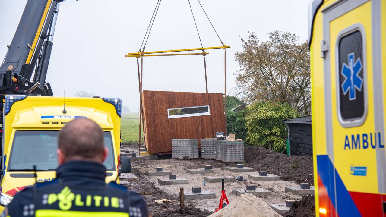 De man is zwaargewond geraakt nadat hij een tiny house op zich heeft gekregen (foto: ZHZActueel).