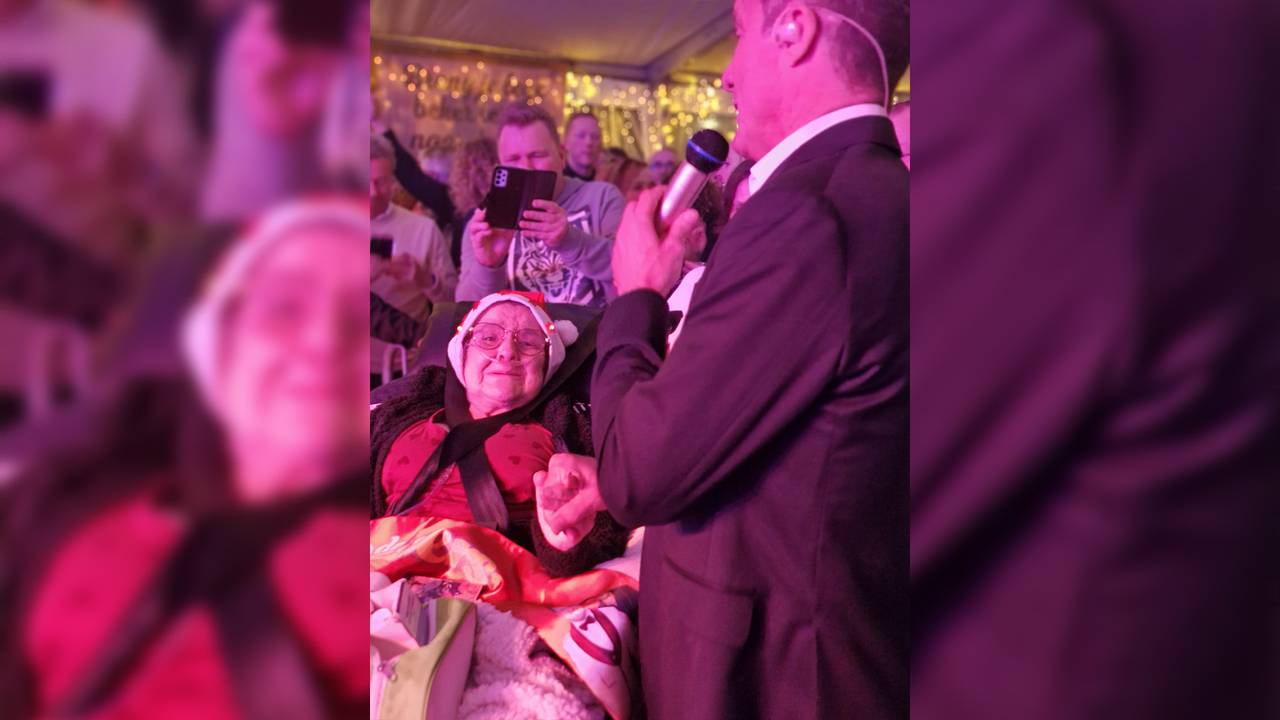 John de Bever houdt de hand van Jacqueline Dapperen vast tijdens een optreden in Prinsenbeek.