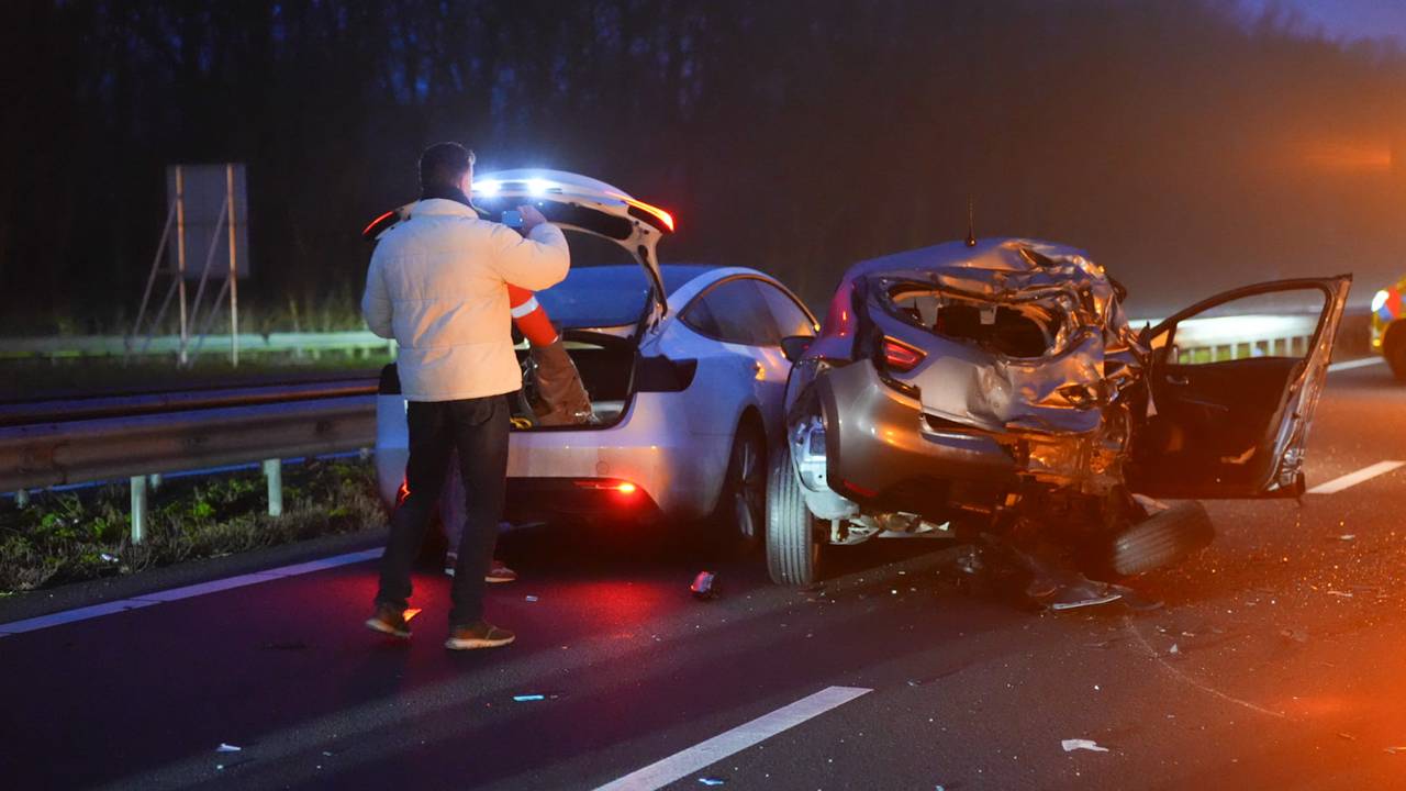De auto's zijn flink beschadigd (foto: Erik Haverhals / Persbureau Heitink).