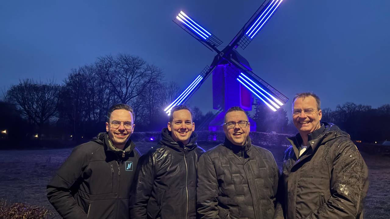 Ricky, Ludo, Hans en Rudi van CS De Klot voor de verlichte molen Oostenwind