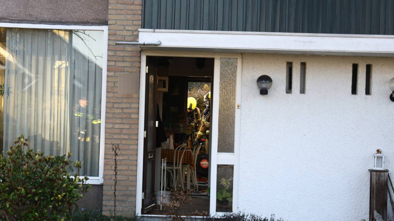 Keukenkastjes beschadigd door brand in huis in Sambeek