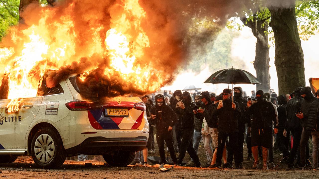 De relschoppers keerden zich tegen de politie en zetten in het centrum van Den Haag een politiewagen in brand (foto: ANP).