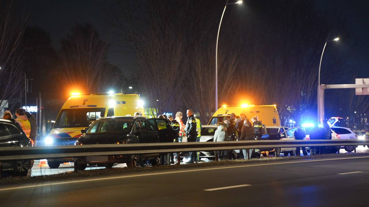 Ongeluk met zes auto's op N261 bij Waalwijk, weg dicht