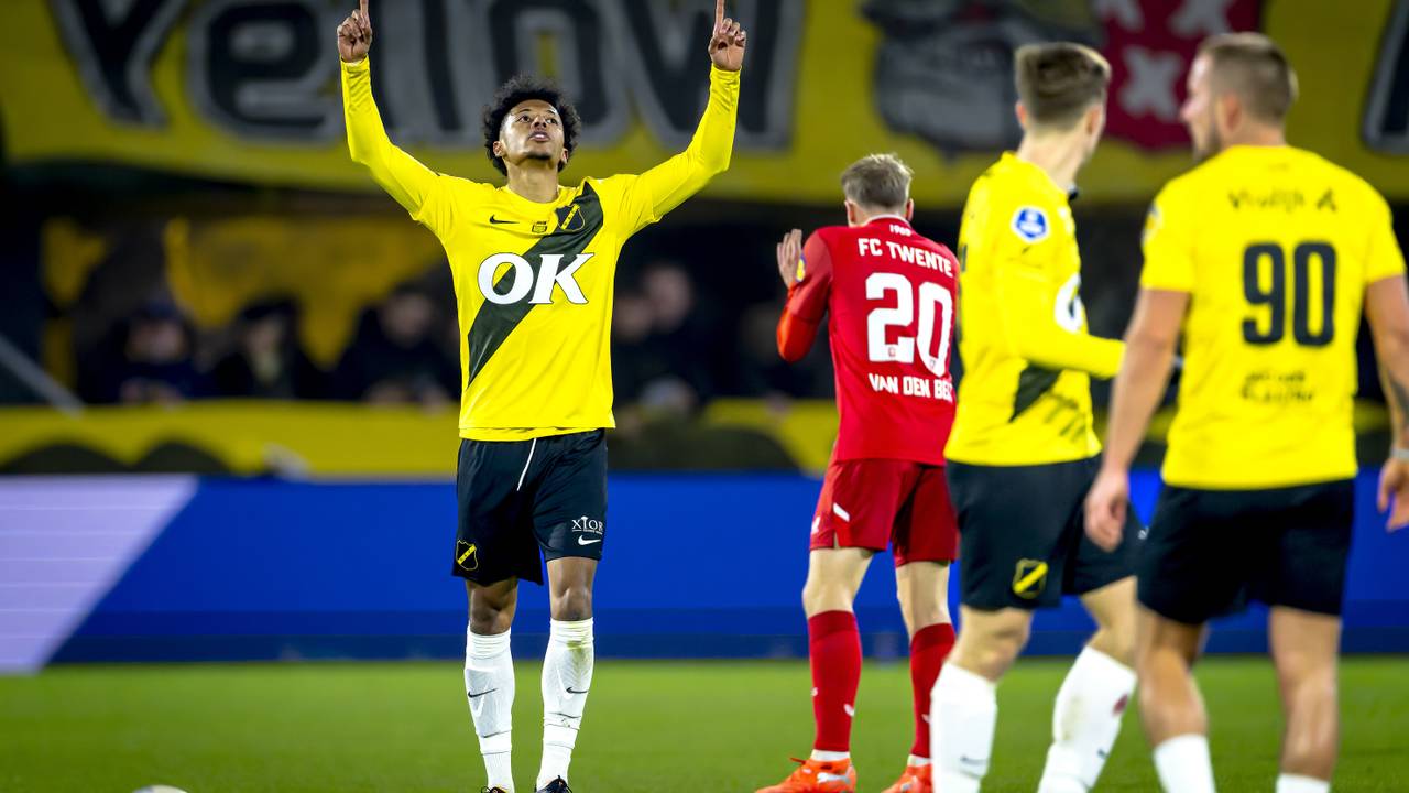 Charles-Andreas Brym scoort voor NAC tegen FC Twente. (Foto: Marcel van Dorst/ANP.)