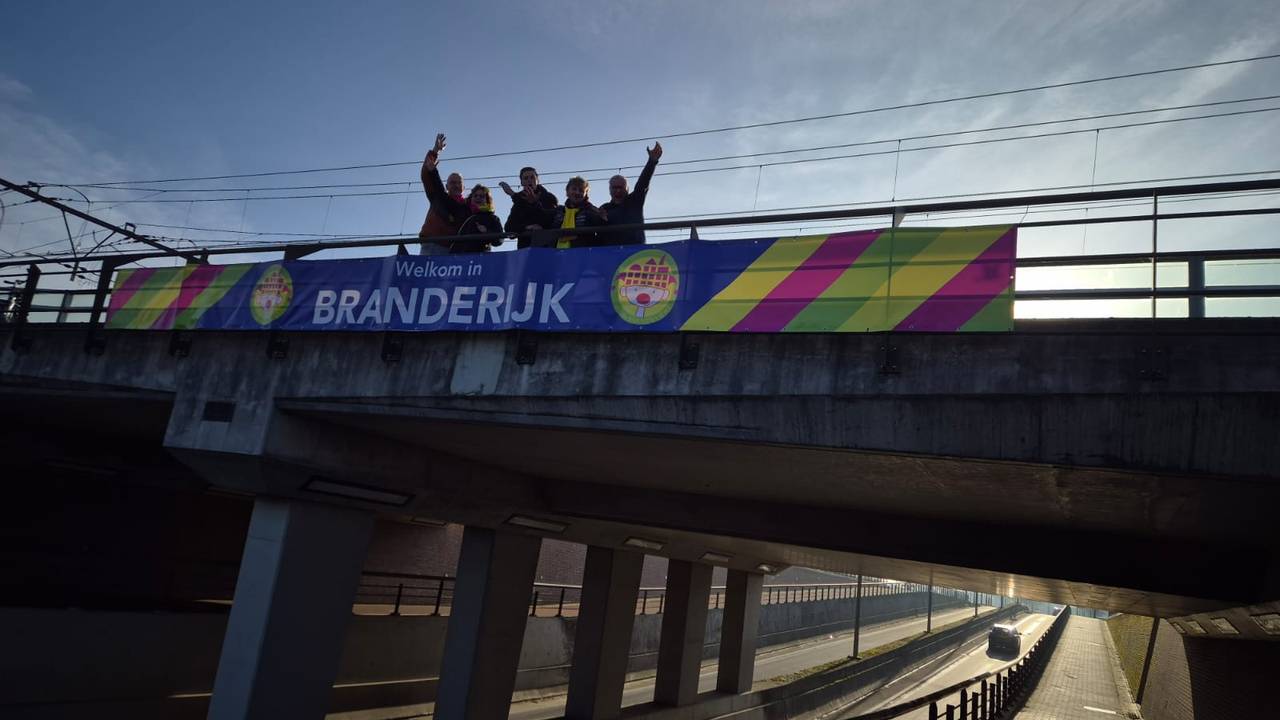 Blijdschap nadat samen het eerste welkomsspandoek is opgehangen (foto: Kevin Janssen).