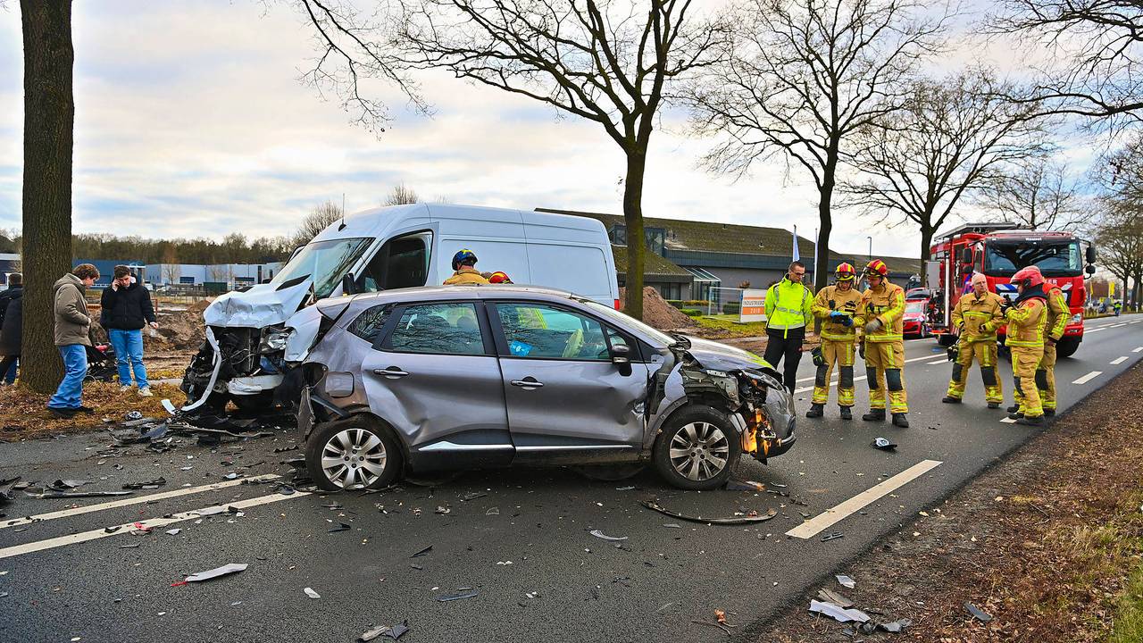 Drie auto's botsen op elkaar in Reusel, gezin met kind naar ziekenhuis