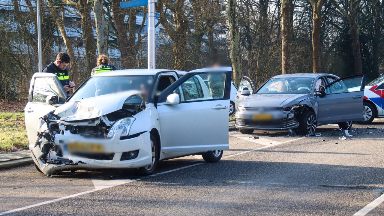 Ongeluk met twee auto's in Tilburg (foto: Corrado Francke).  