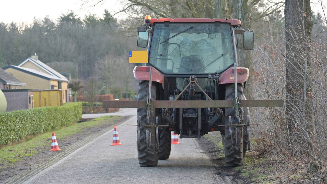Fietser zwaargewond naar ziekenhuis na aanrijding met tractor in Etten-Leur