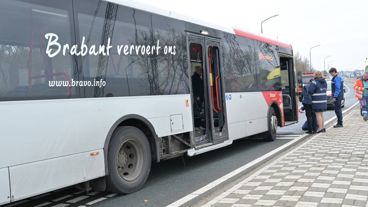 Auto en bus botsen op elkaar in Breda