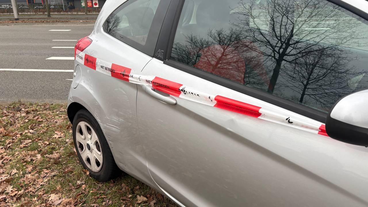 De auto heeft flinke krassen (foto: Raymond Merkx).