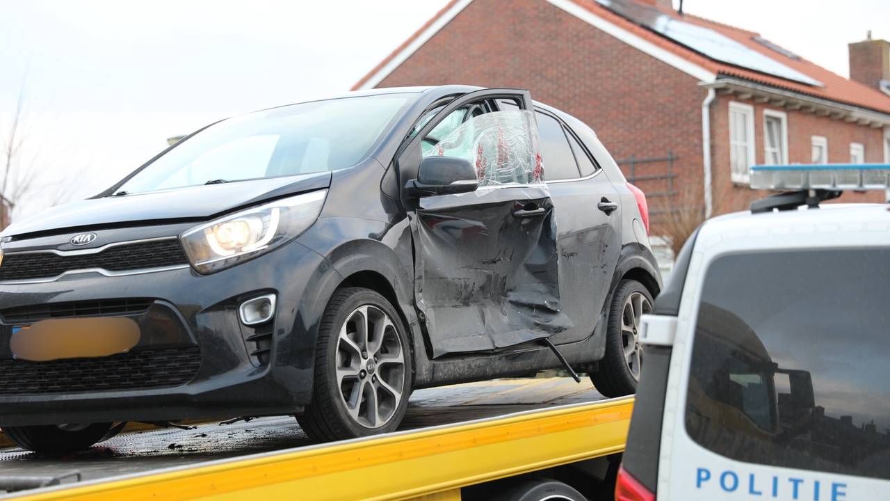 De auto raakt flink beschadigd bij de botsing in Kruisland. (Foto: Christian Traets/Persbureau Heitink.)