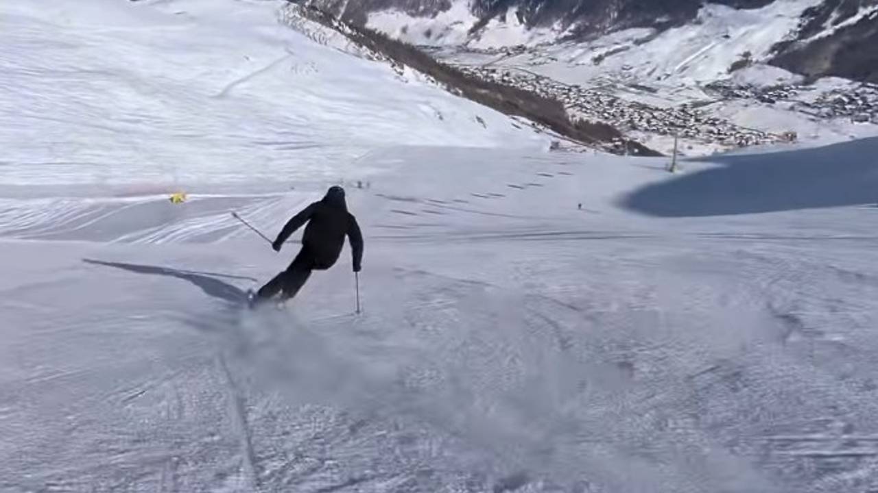 Mathieu van der Poel in Livigno aan het skiën (foto: @mathieuvanderpoel/Instagram). 