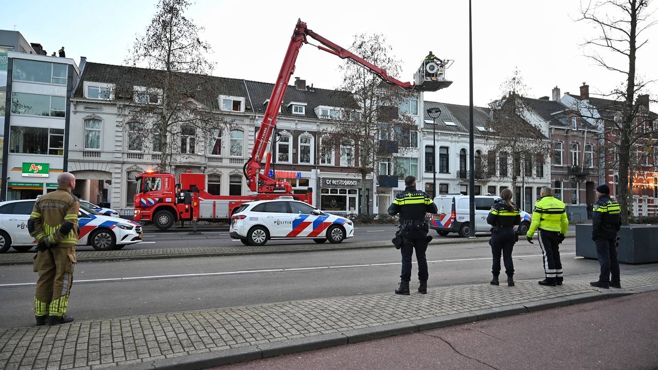 Een dief vluchtte op een dak in Tilburg. (Foto: Toby de Kort/Persbureau Heitink.) 