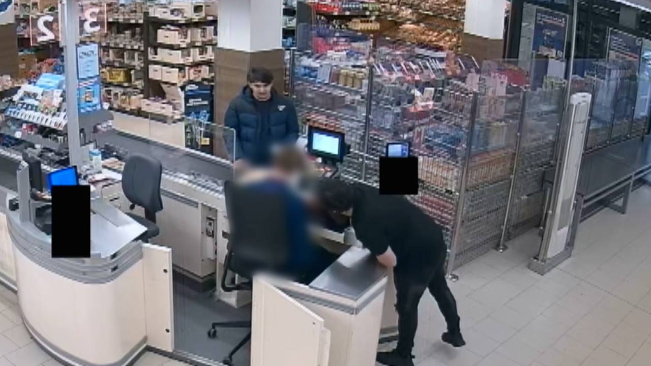 Een man doet een greep in de kassa (foto: Bureau Brabant).