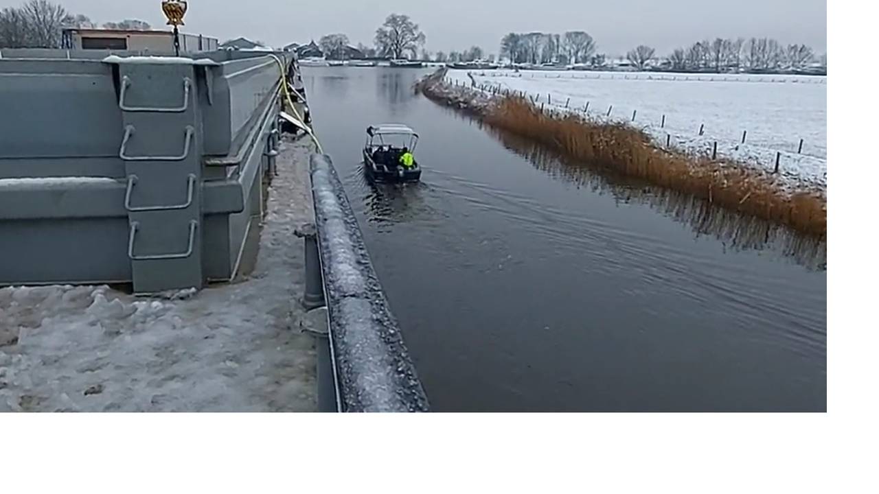 Er werd dagenlang naar de verdwenen John gezocht op de Kerkvaart in Waspik (foto: X/Politie Tilburg eo).