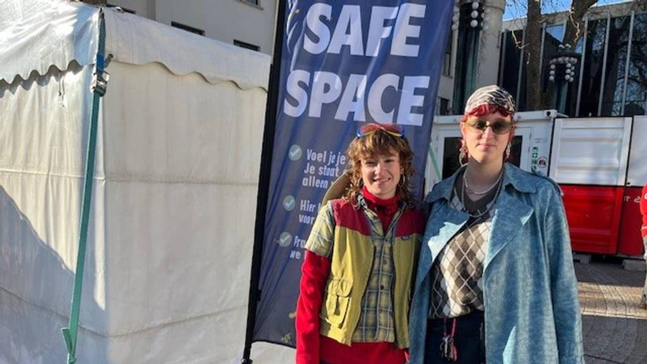 De safe space bij de EHBO-tent in Tilburg in 2025 met de initiatiefnemers Eva van de Sande en Laura van Alphen.(Foto: Jan Waalen).