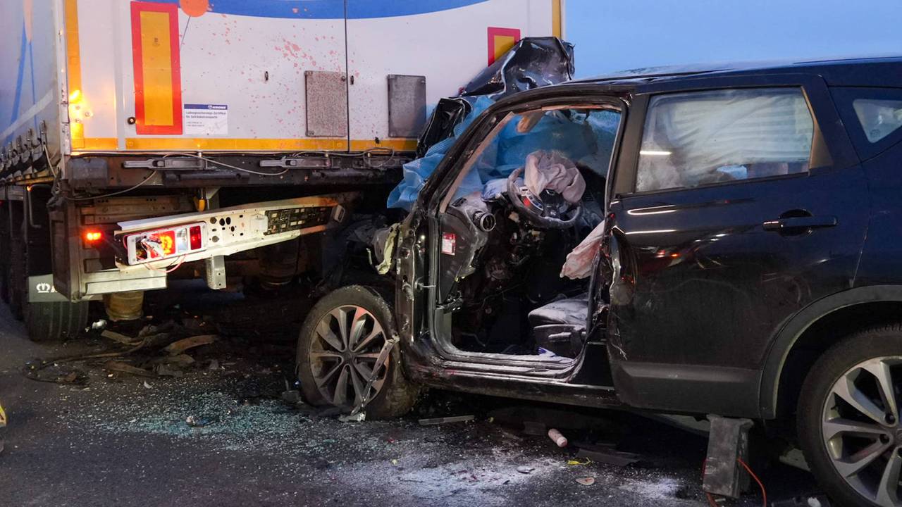 Man komt met zijn auto onder een vrachtwagen en moet bevrijd worden