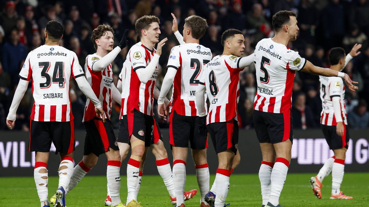 PSV viert een doelpunt tegen sc Heerenveen (Foto: Bas Czerwinski / ANP).