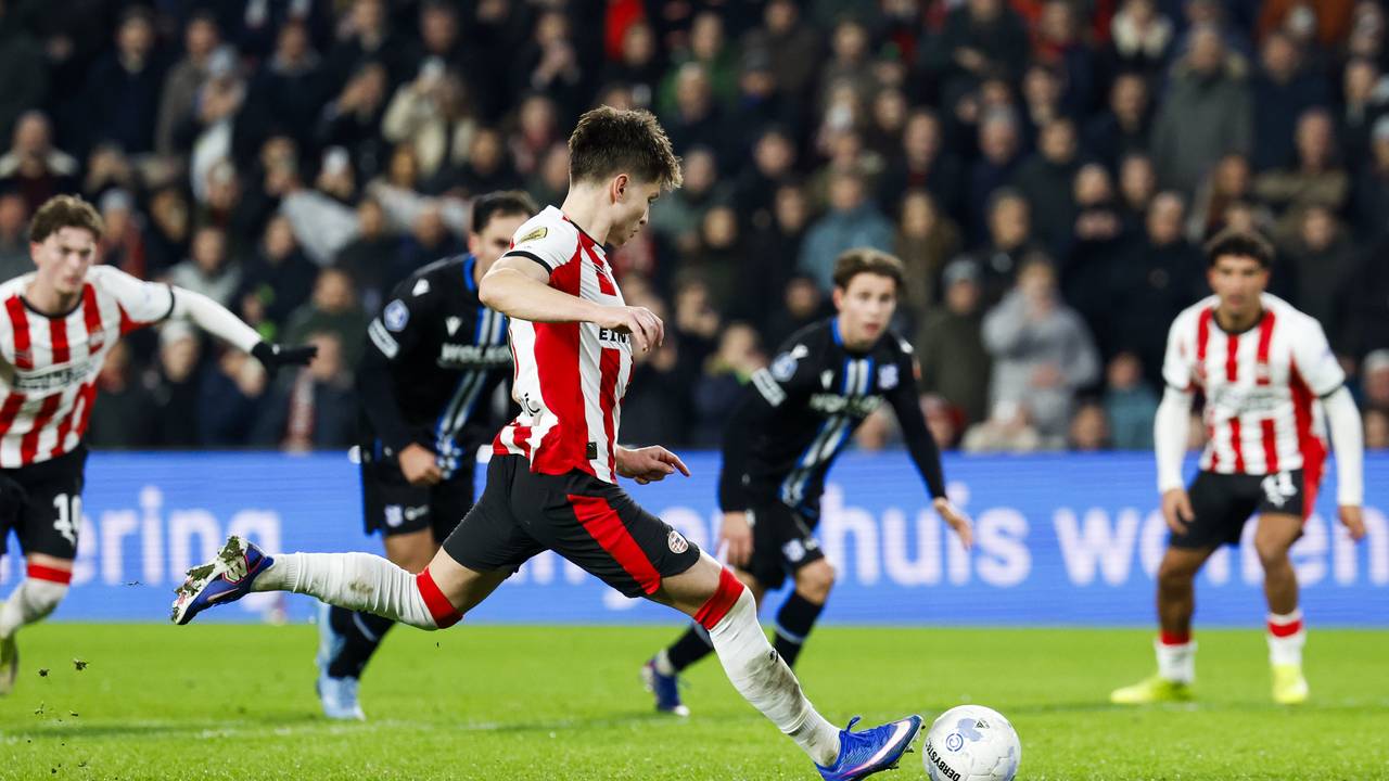  Esmir Bajraktarević miste een penalty namens PSV (foto: Bas Czerwinski / ANP).